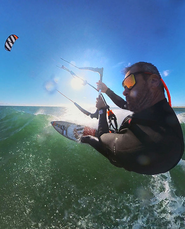 "La historia de cómo Javier Fernández se unió al equipo KOH: Una colaboración que rompe barreras en el kitesurf"