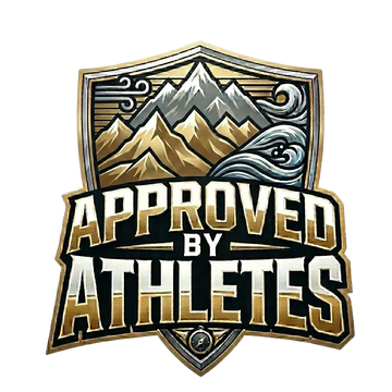 Logo del programa. Approved By Athletes de KOH Sunglasses es el sello de garantía que certifica la excelencia de las gafas de sol KOH Sunglasses. Atletas de élite las someten a pruebas rigurosas en condiciones extremas, validando su rendimiento, comodidad y resistencia. Este sello representa la confianza y credibilidad que solo los mejores deportistas pueden ofrecer. 